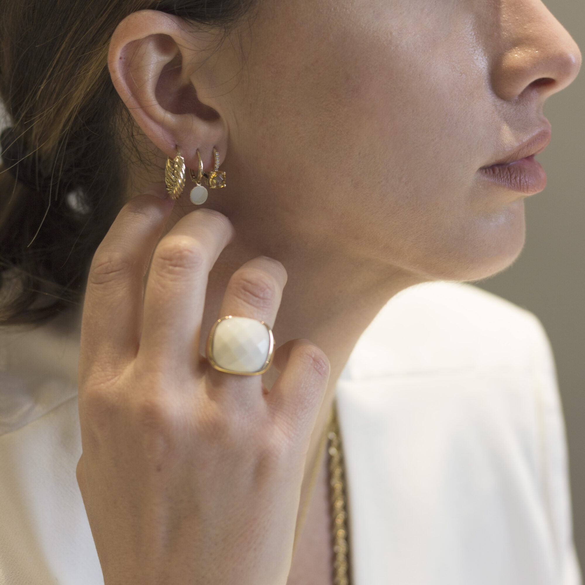 Orecchini pendenti in oro con medaglietta - immagine 2